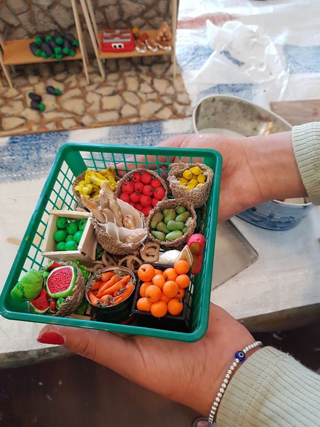 סלסלה עם פירות וירקות מיניאטוריים בעבודת יד